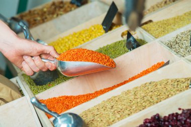 Plastiksiz bir mağazadan ürün alma süreci. Yüksek kalite fotoğraf