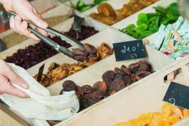 Plastiksiz bir mağazadan ürün alma süreci. Yüksek kalite fotoğraf