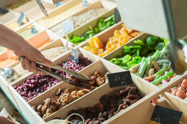 Plastiksiz bir mağazadan ürün alma süreci. Yüksek kalite fotoğraf
