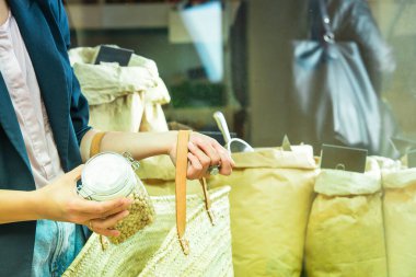 Plastiksiz bir mağazadan ürün alma süreci. Yüksek kalite fotoğraf