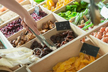 Plastiksiz bir mağazadan ürün alma süreci. Yüksek kalite fotoğraf