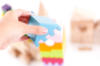 Farklı şekillerde yapılmış ahşap çevre dostu oyuncaklar ve çocukların gelişimi için biçimler.