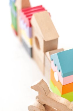 Farklı şekillerde yapılmış ahşap çevre dostu oyuncaklar ve çocukların gelişimi için biçimler.