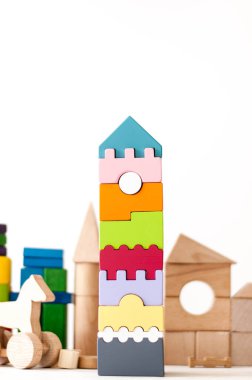 Farklı şekillerde yapılmış ahşap çevre dostu oyuncaklar ve çocukların gelişimi için biçimler.