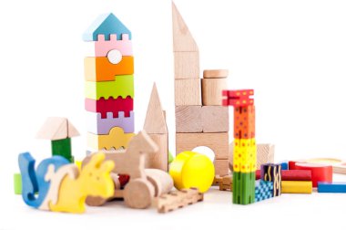 Farklı şekillerde yapılmış ahşap çevre dostu oyuncaklar ve çocukların gelişimi için biçimler.