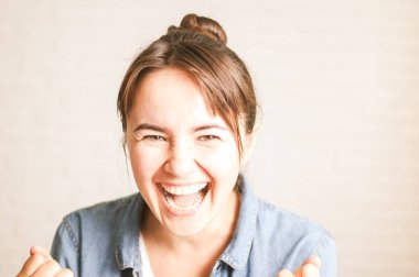 Arkaplanda gülümseyen pozitif bir kadın. Yüksek kalite fotoğraf