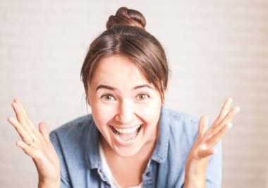 Arkaplanda gülümseyen pozitif bir kadın. Yüksek kalite fotoğraf