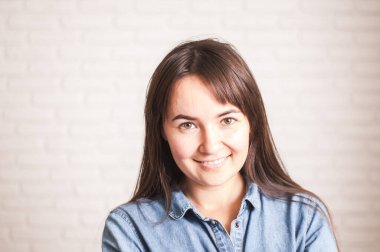 Arkaplanda gülümseyen pozitif bir kadın. Yüksek kalite fotoğraf