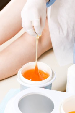 Profesyonel kozmetik uzmanı tarafından yapılan balmumu prosedürü. Yüksek kalite fotoğraf.