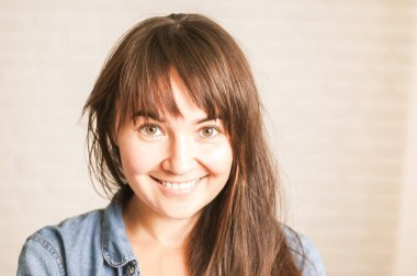 Arkaplanda gülümseyen pozitif bir kadın. Yüksek kalite fotoğraf