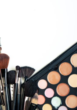 Profesyonel fırçalarla çıplak makyaj malzemesi paleti.