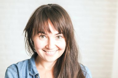 Arkaplanda gülümseyen pozitif bir kadın. Yüksek kalite fotoğraf