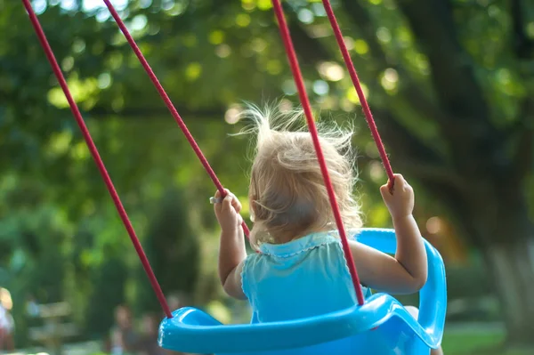 公園でスイングしてる女の子 高品質の写真 — ストック写真