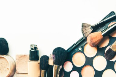 Profesyonel fırçalarla çıplak makyaj malzemesi paleti.