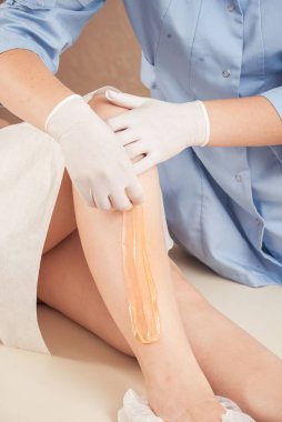 Profesyonel kozmetik uzmanı tarafından yapılan balmumu prosedürü. Yüksek kalite fotoğraf.