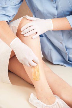 Profesyonel kozmetik uzmanı tarafından yapılan balmumu prosedürü. Yüksek kalite fotoğraf.