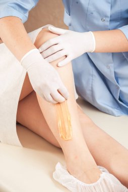 Profesyonel kozmetik uzmanı tarafından yapılan balmumu prosedürü. Yüksek kalite fotoğraf.