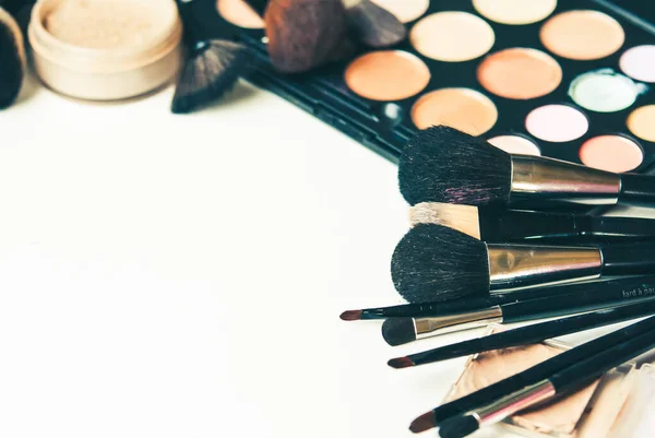 Paleta Cosméticos Para Maquillaje Desnudo Con Pinceles Profesionales —  Fotos de Stock