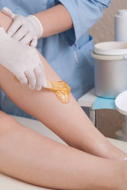 Profesyonel kozmetik uzmanı tarafından yapılan balmumu prosedürü. Yüksek kalite fotoğraf.