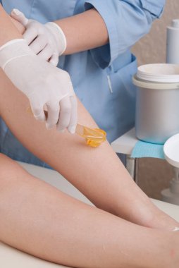 Profesyonel kozmetik uzmanı tarafından yapılan balmumu prosedürü. Yüksek kalite fotoğraf.