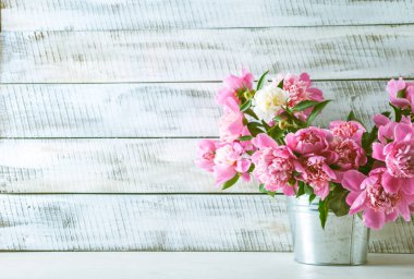 Yazmak için yeri olan pembe şakayıkların güzel manzarasını kapat.