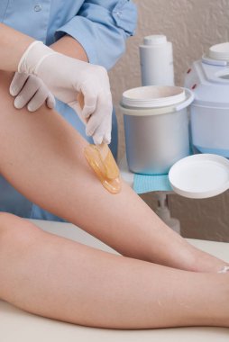 Profesyonel kozmetik uzmanı tarafından yapılan balmumu prosedürü. Yüksek kalite fotoğraf.