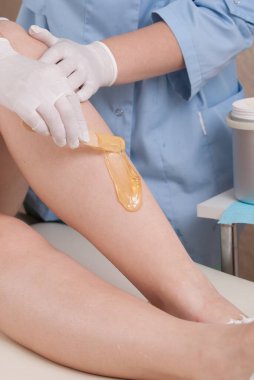 Profesyonel kozmetik uzmanı tarafından yapılan balmumu prosedürü. Yüksek kalite fotoğraf.