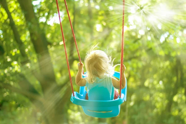 Menina Criança Balanço Parque Foto Alta Qualidade — Fotografia de Stock