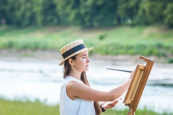 美丽的女艺术家户外木制画架和水彩画 — 图库照片