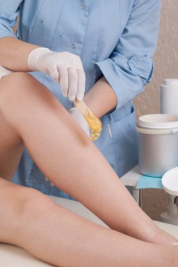 Profesyonel kozmetik uzmanı tarafından yapılan balmumu prosedürü. Yüksek kalite fotoğraf.