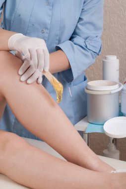 Profesyonel kozmetik uzmanı tarafından yapılan balmumu prosedürü. Yüksek kalite fotoğraf.