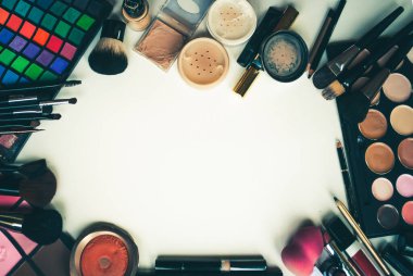 Profesyonel fırçalarla çıplak makyaj malzemesi paleti.