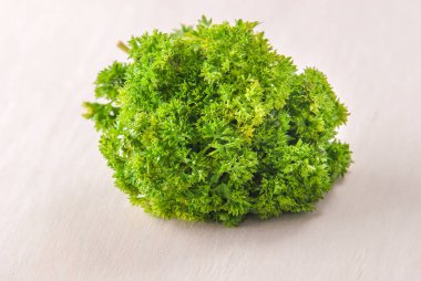 Beyaz ahşap arka planda bir demet taze maydanoz. Yüksek kalite fotoğraf