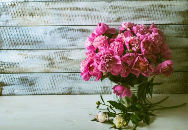 Yazmak için yeri olan pembe şakayıkların güzel manzarasını kapat.