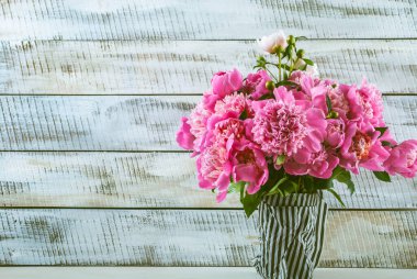 Yazmak için yeri olan pembe şakayıkların güzel manzarasını kapat.