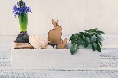 Kutuda tahta yumurtalar, kuduzlar ve çiçeklerle Paskalya süslemesi.