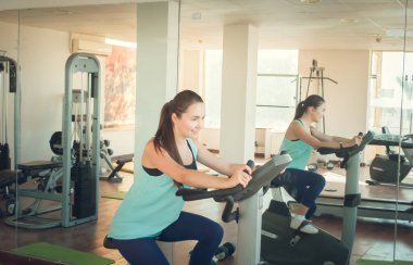 Spor salonunda antrenman yapan genç bir kadın. Yüksek kalite fotoğraf