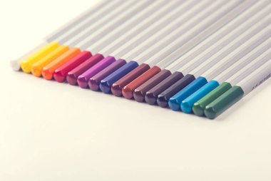 spektrum paletinin renkli ahşap kalemlerinin arkaplanı