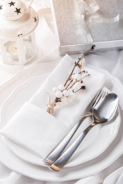 Romantik yeni yıl masası, mum hediyeleri ve kış dekoruyla.