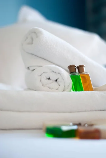 宾馆的床上铺着洁白的毛巾 上面有肥皂和淋浴液 — 图库照片