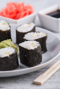 Vejetaryen suşi ruloları hazırla. Yüksek kalite fotoğraf