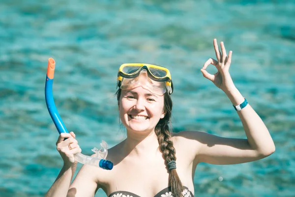 Feliz Joven Mujer Está Disfrutando Buceo Mar Azul Gesto Signo —  Fotos de Stock
