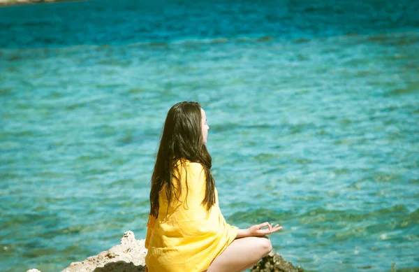 Young Woman Yellow Bright Scarf Meditating Rocks Sea — Stock Photo, Image