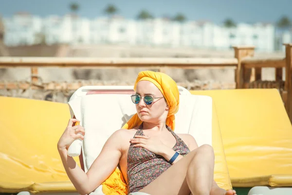 Young Woman Sunbathing Applying Sun Protector Body — Stock Photo, Image