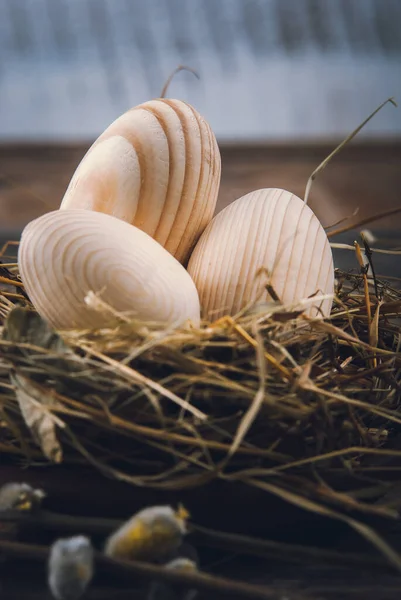 Decoración Pascua Con Huevos Madera Cesta Paja Sobre Fondo Madera —  Fotos de Stock