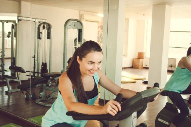 Spor salonunda antrenman yapan genç bir kadın. Yüksek kalite fotoğraf