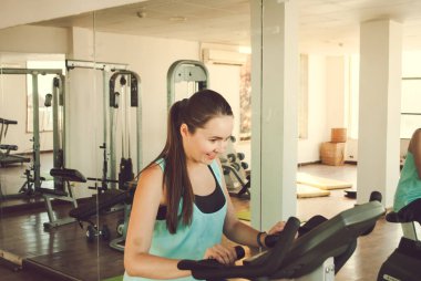 Spor salonunda antrenman yapan genç bir kadın. Yüksek kalite fotoğraf