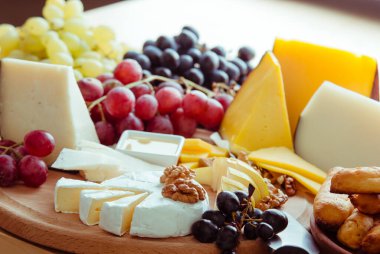 Tahtadaki meyveli seçici peynir çeşitleri