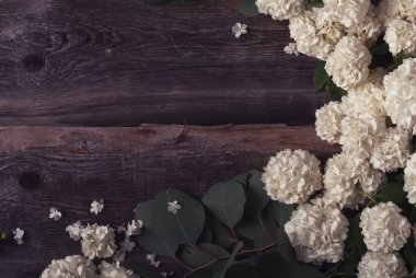 Beyaz bahar çiçekleriyle kır tarzı çiçek kompozisyonu. Yüksek kalite fotoğraf.