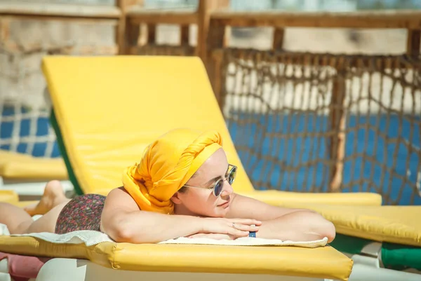 Mujer Traje Baño Bronceado Silla Para Tomar Sol Resort Verano —  Fotos de Stock